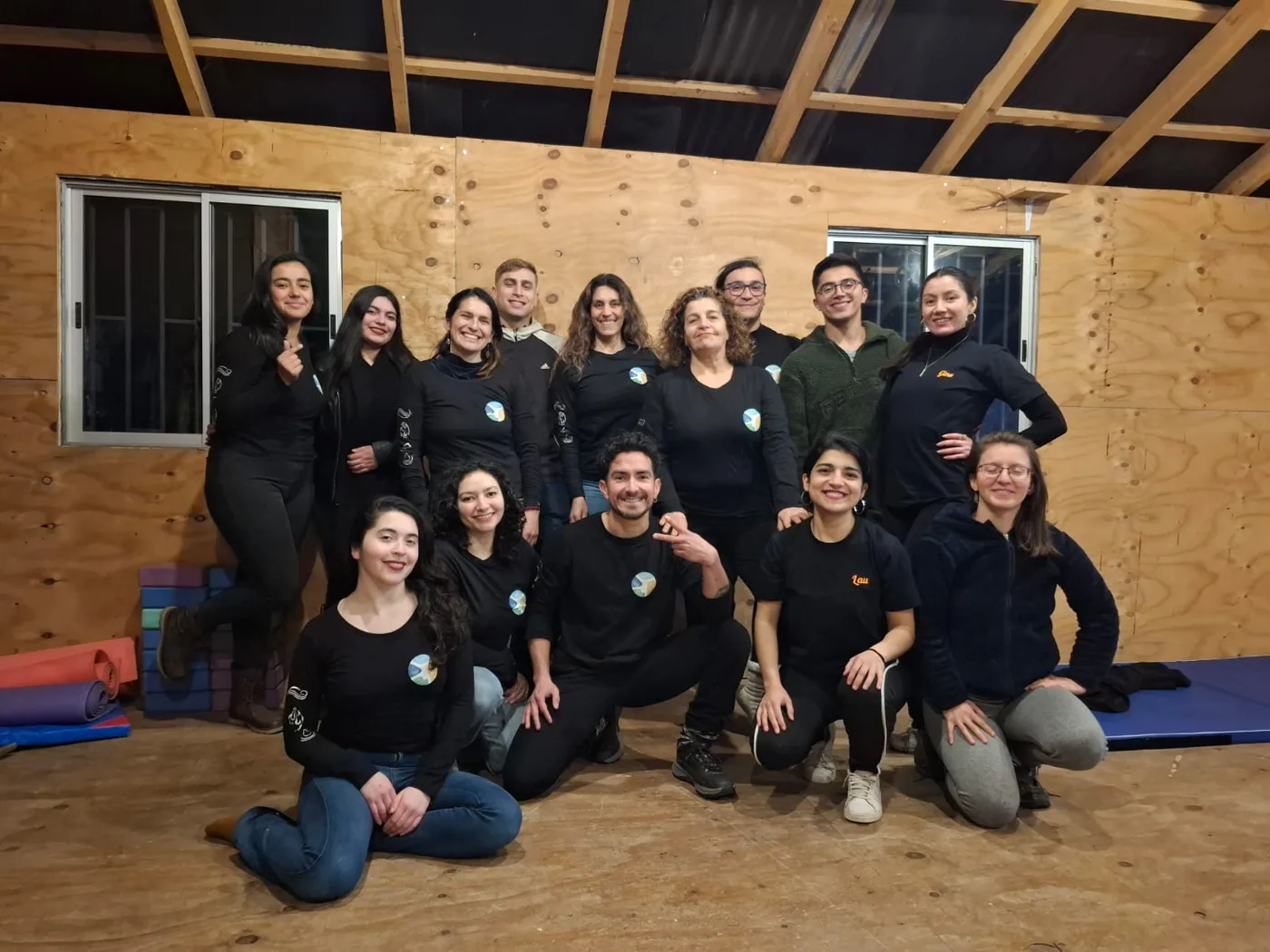El equipo de Elementos reunido en la sala de madera