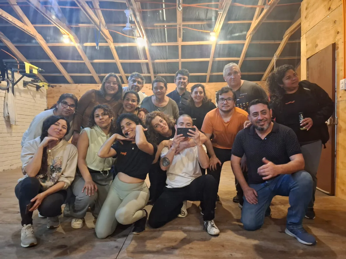 Comunidad de Latin Rengo reunida después de bailar en Espacio Elementos